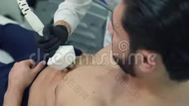 黑发运动员躺在美容师`扶手椅上，接受一个增加血<strong>流量</strong>的手术